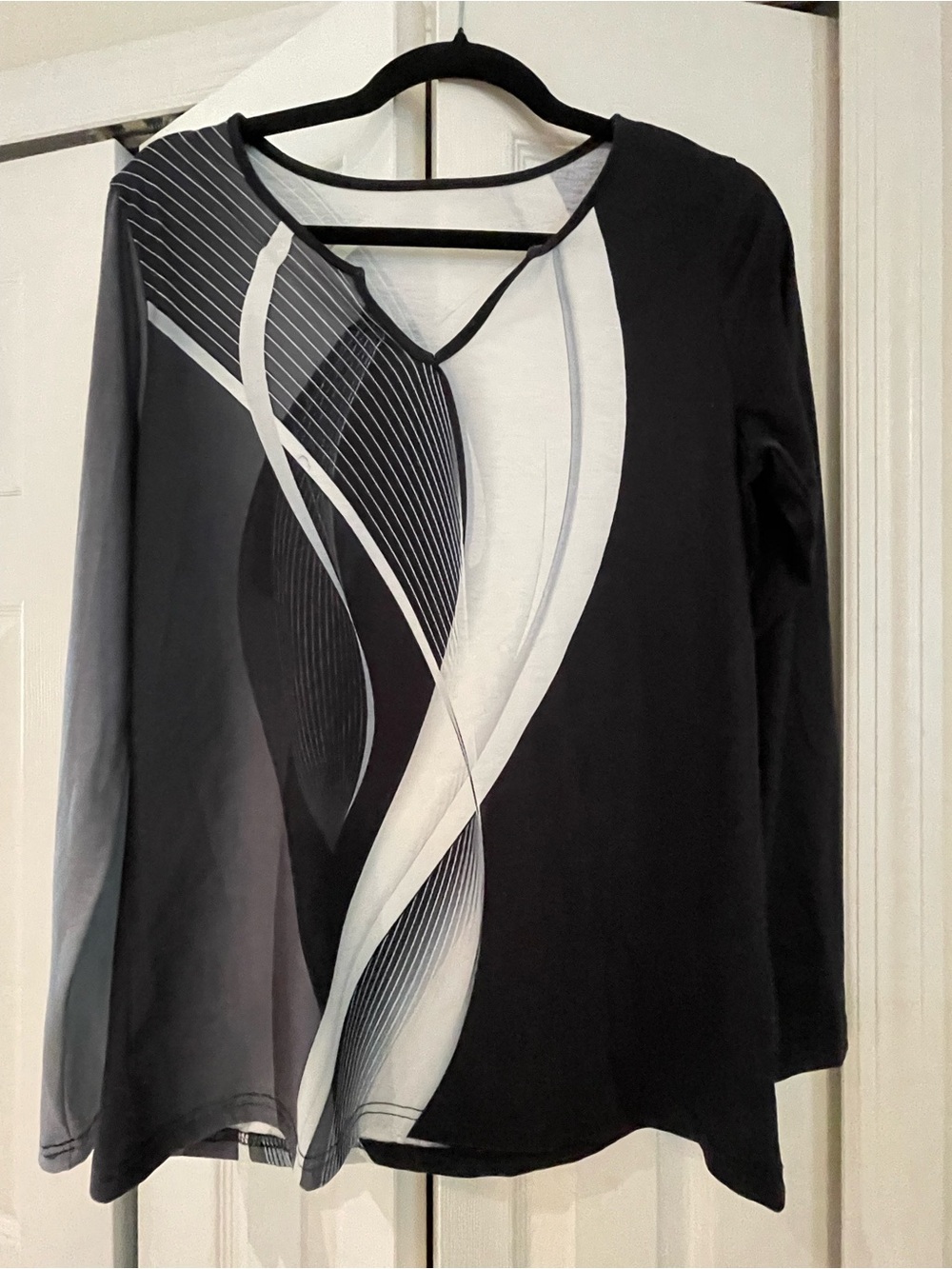 Women's Black & White Graphic Long-Sleeve Top